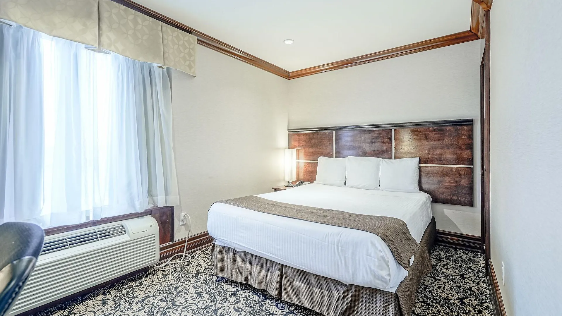 Woodbine Hotel & Suites Toronto