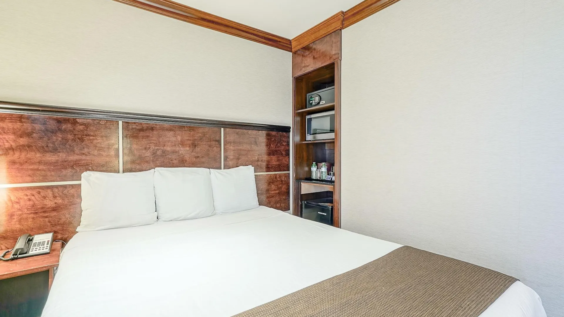Woodbine Hotel & Suites Toronto