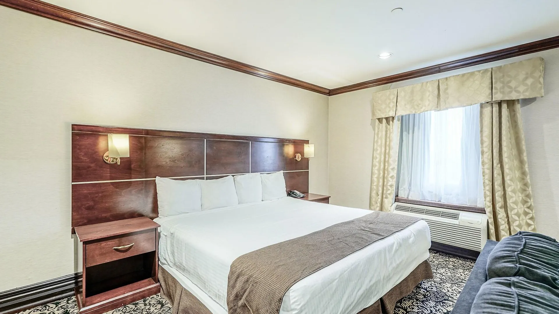 Woodbine Hotel & Suites Toronto Canada