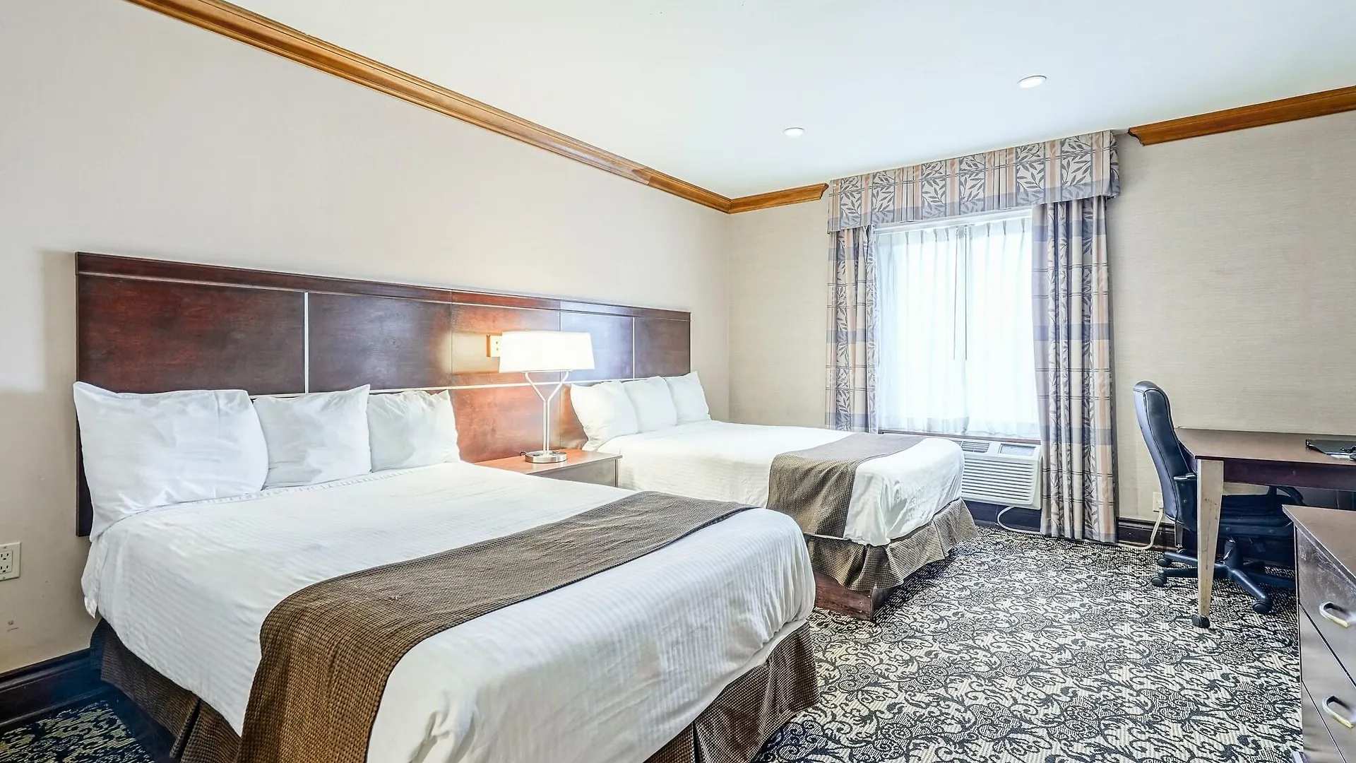 ***  Woodbine Hotel & Suites Toronto Canada
